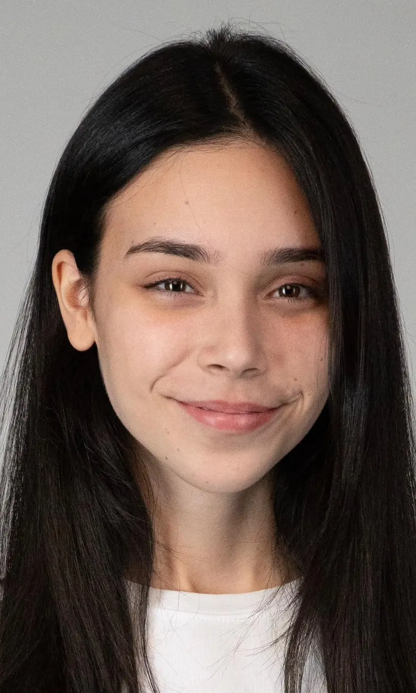 Cat Dantas without makeup — close-up